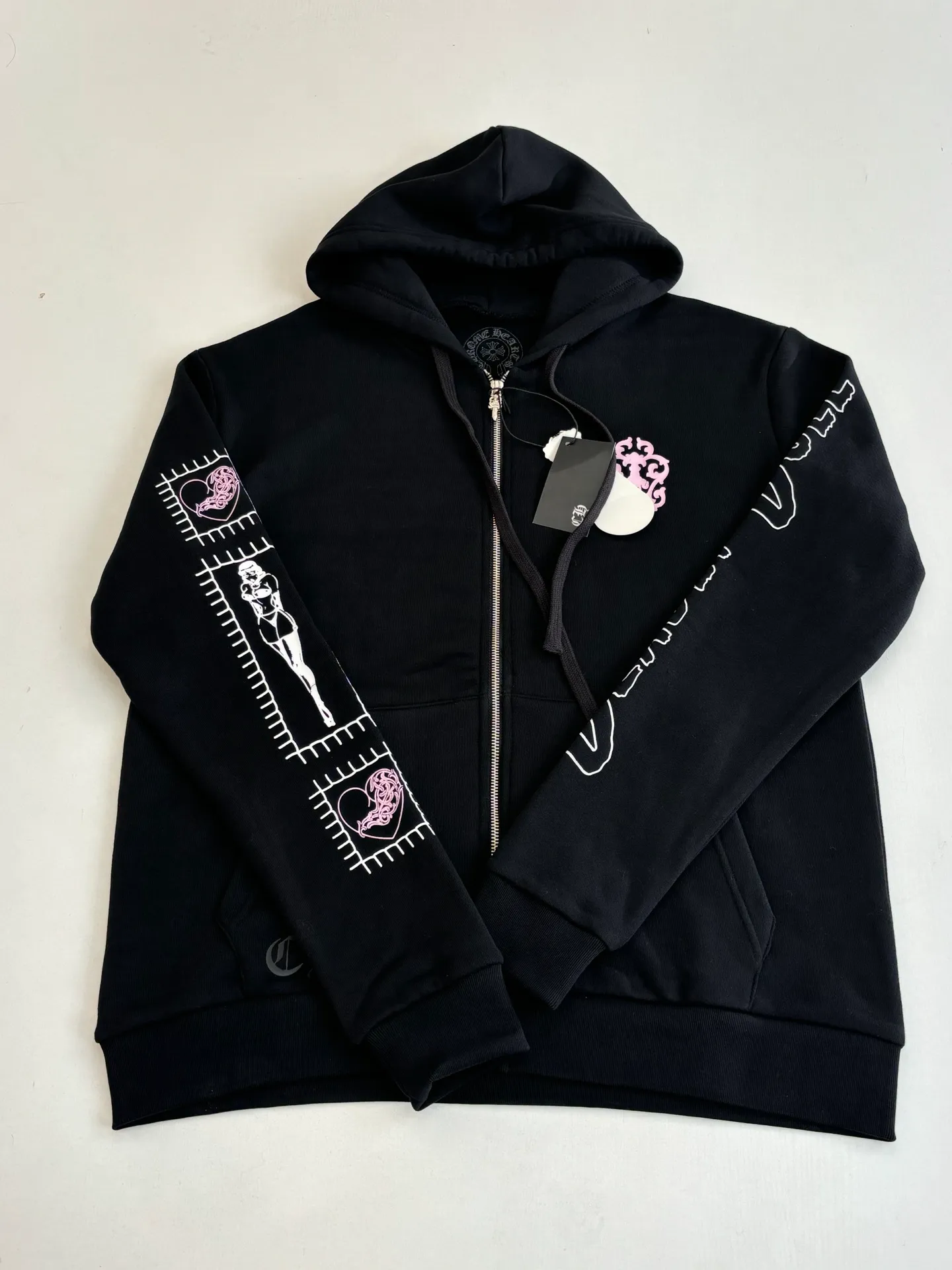 P460 Chrome Heart*/Chrome Heart Ch character Sanskrit printed zipper hooded sweatshirt is made of 80% cotton + 20% polyester blended fabric. The fabric is woven with 32-count base yarn and 10-count veil. The weight reaches 330 grams. It combines the skin-friendly breathability of cotton fiber and the anti-wrinkle stiffness of polyester. The weight is sufficient to bring good drape and wearing texture. Size: S/M/L/XL